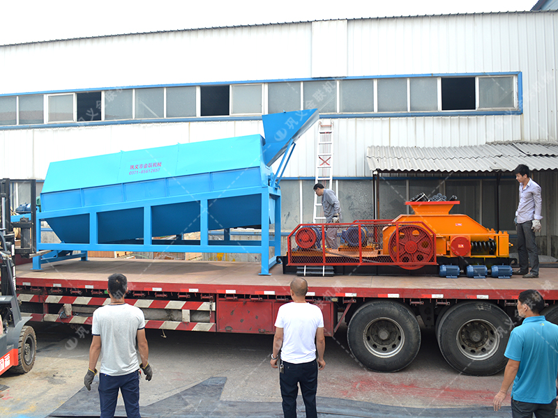 大型雙齒輥破碎機 無軸托輥滾筒篩分機發(fā)往上海