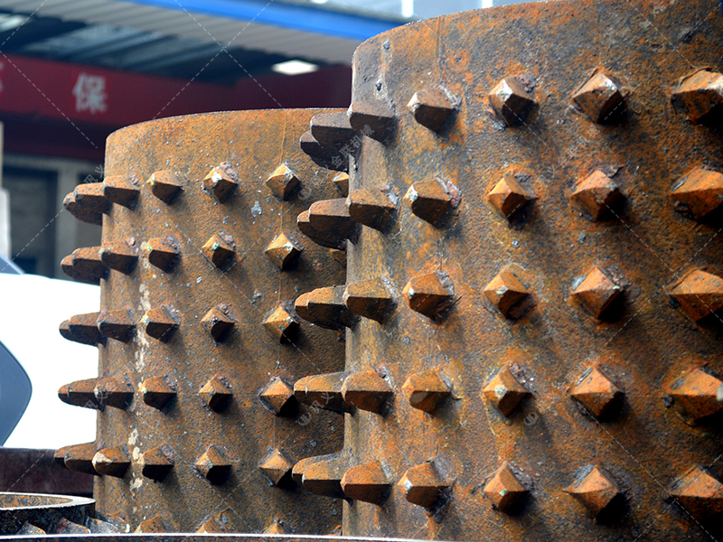 面對大塊高硬度的原煤與煤矸石，雙齒輥破碎機憑什么能“啃”得動？