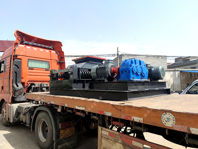 面對大塊高硬度的原煤與煤矸石，雙齒輥破碎機憑什么能“啃”得動？